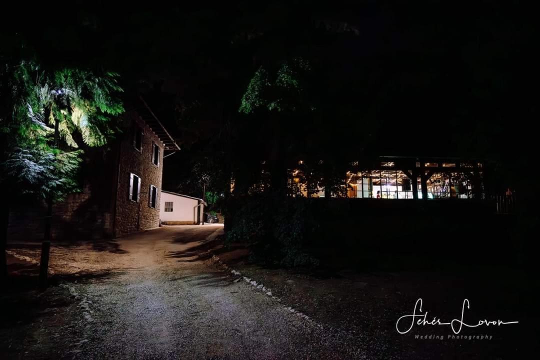 Deja Vu Szallas & Rendezveny Zirc Bagian luar foto